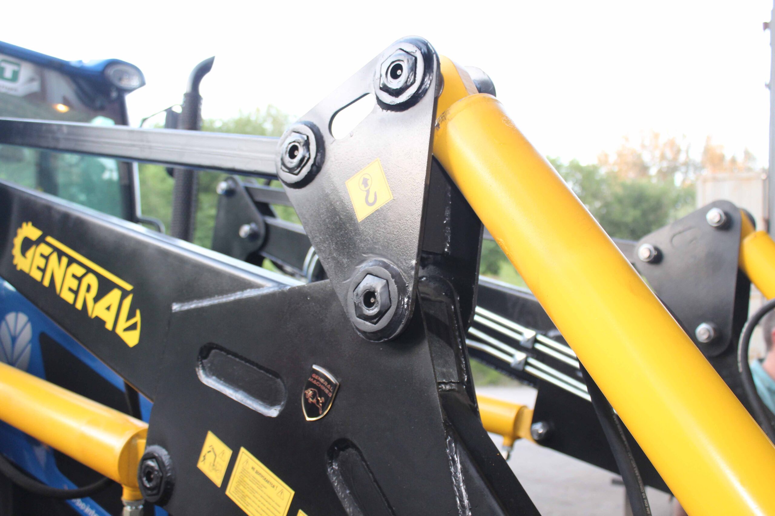 Быстросъемный фронтальный погрузчик КУН GENERAL X на трактор New Holland с ковшом - фото №2 Быстросъемный фронтальный погрузчик КУН GENERAL X на трактор New Holland с ковшом купить
