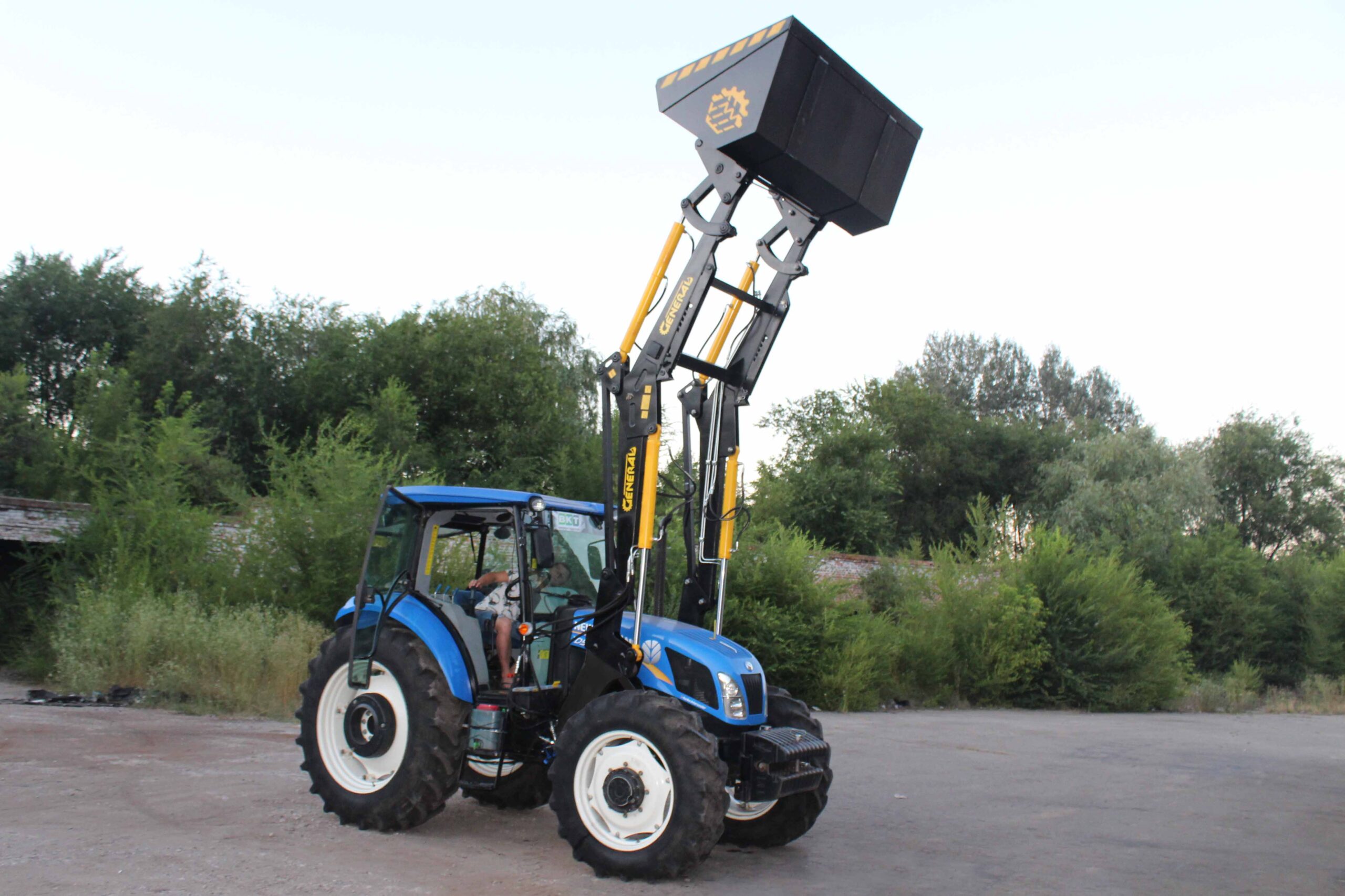 Быстросъемный фронтальный погрузчик КУН GENERAL X на трактор New Holland с ковшом - фото №6 Быстросъемный фронтальный погрузчик КУН GENERAL X на трактор New Holland с ковшом - фото №6