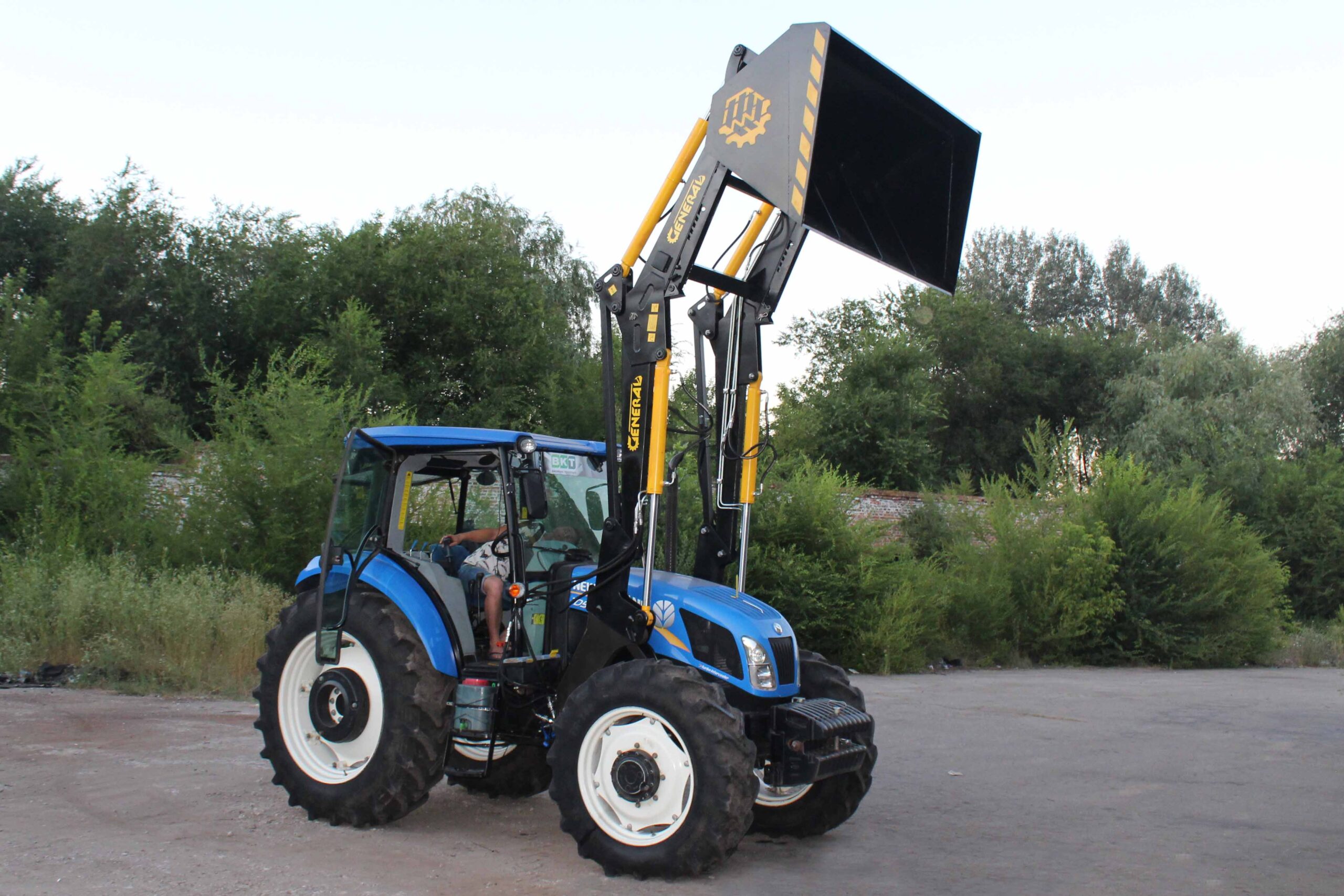 Быстросъемный фронтальный погрузчик КУН GENERAL X на трактор New Holland с ковшом - фото №5 Быстросъемный фронтальный погрузчик КУН GENERAL X на трактор New Holland с ковшом - фото №5