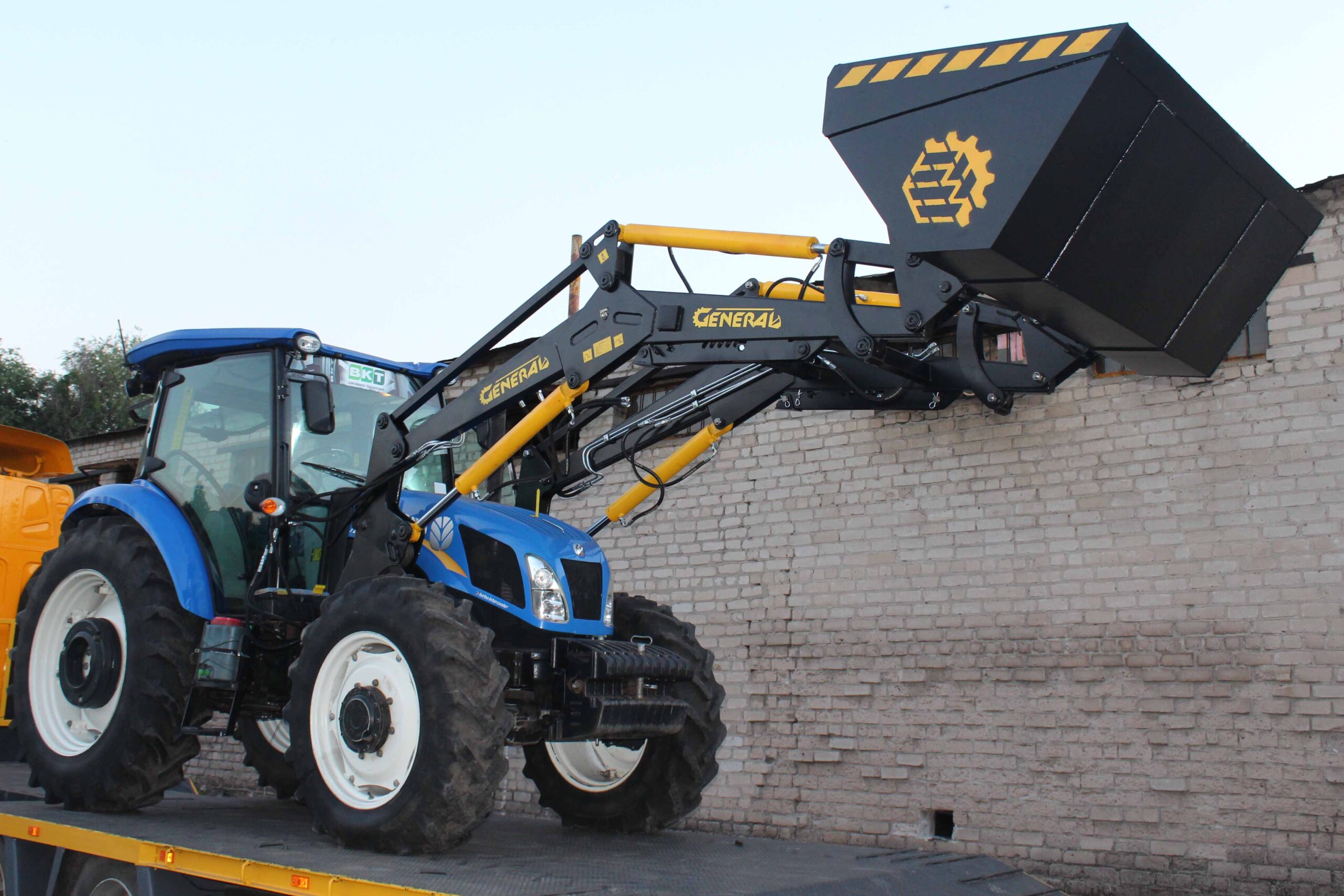 Быстросъемный фронтальный погрузчик КУН GENERAL X на трактор New Holland с ковшом - фото №8 Быстросъемный фронтальный погрузчик КУН GENERAL X на трактор New Holland с ковшом - фото №8
